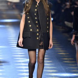 Sistine Stallone con un chaleco navy de Dolce & Gabbana otoño/invierno 2017/2018 en la Milán Fashion Week