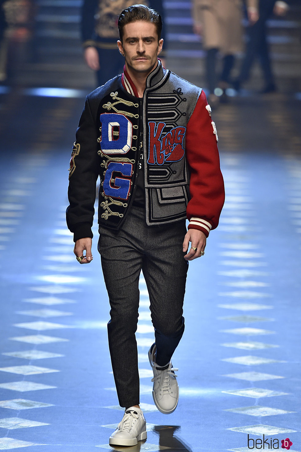 Pelayo Díaz con una bomber de Dolce & Gabbana otoño/invierno 2017/2018 en la Milán Fashion Week