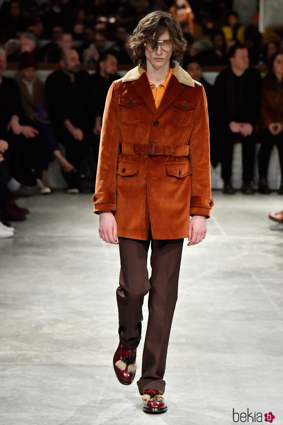 Chaqueta marrón con borrego de Prada otoño/invierno 2017/2018 en la Milán Fashion Week