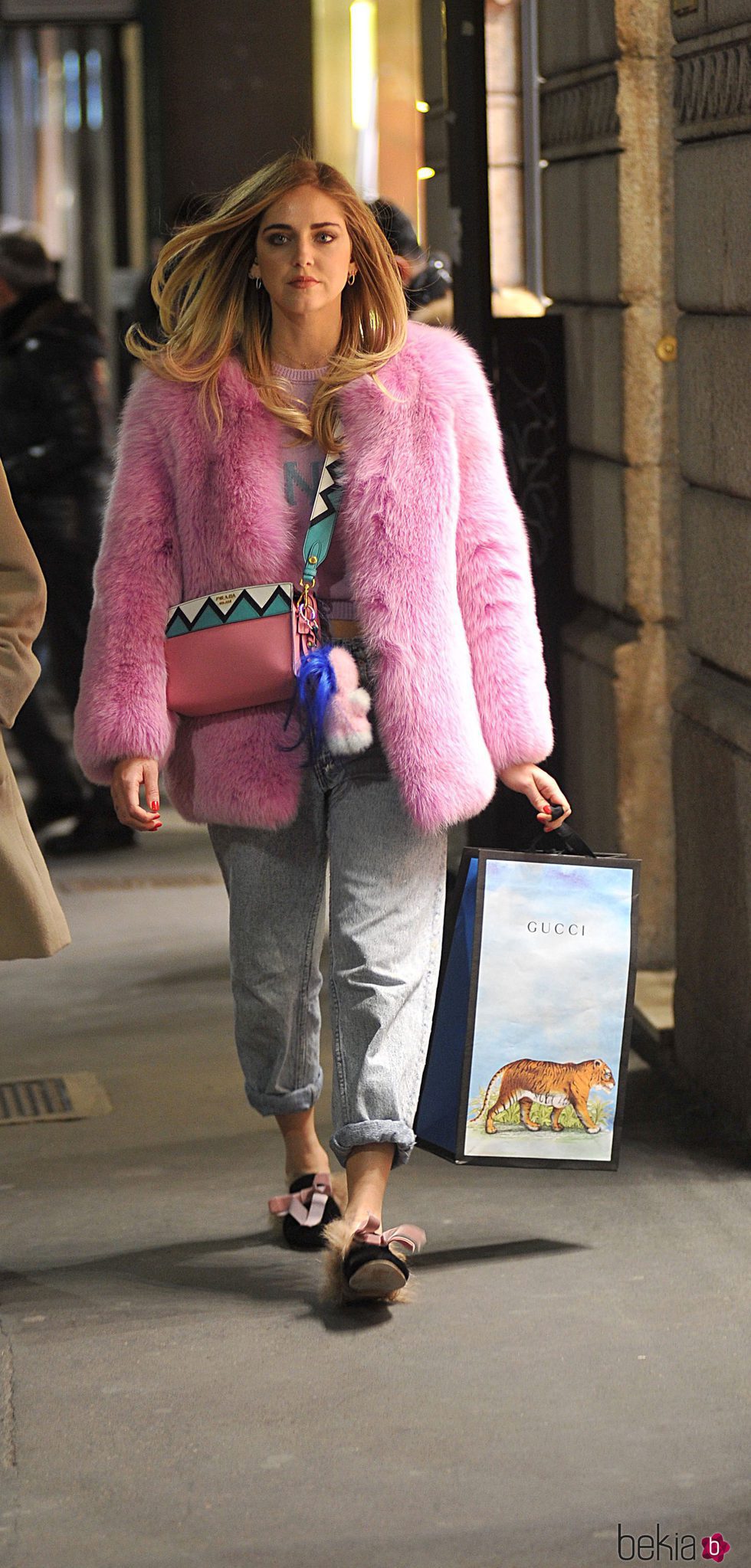 Chiara Ferragni con un abrigo de pelo en color rosa en las calles de Italia