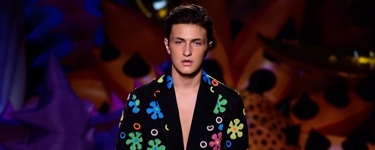 Anwar Hadid desfilando para Moschino colección Resort 2017 en Los Ángeles