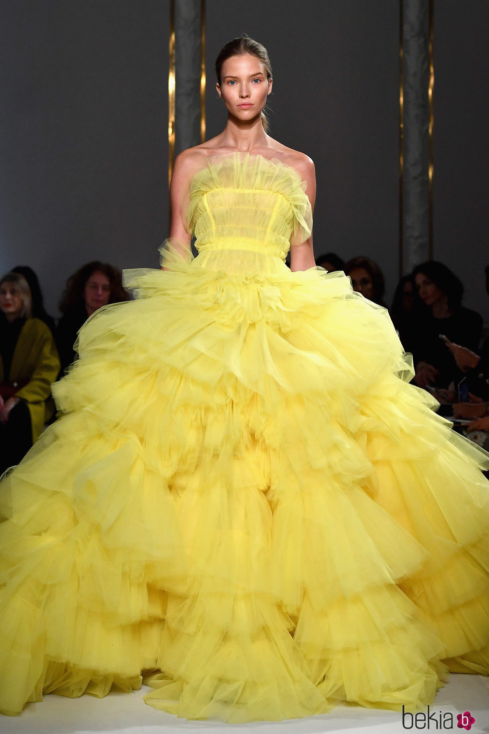 Vestido amarillo de Giambattista Valli primavera/verano 2017 en la Semana de la Alta Costura de París