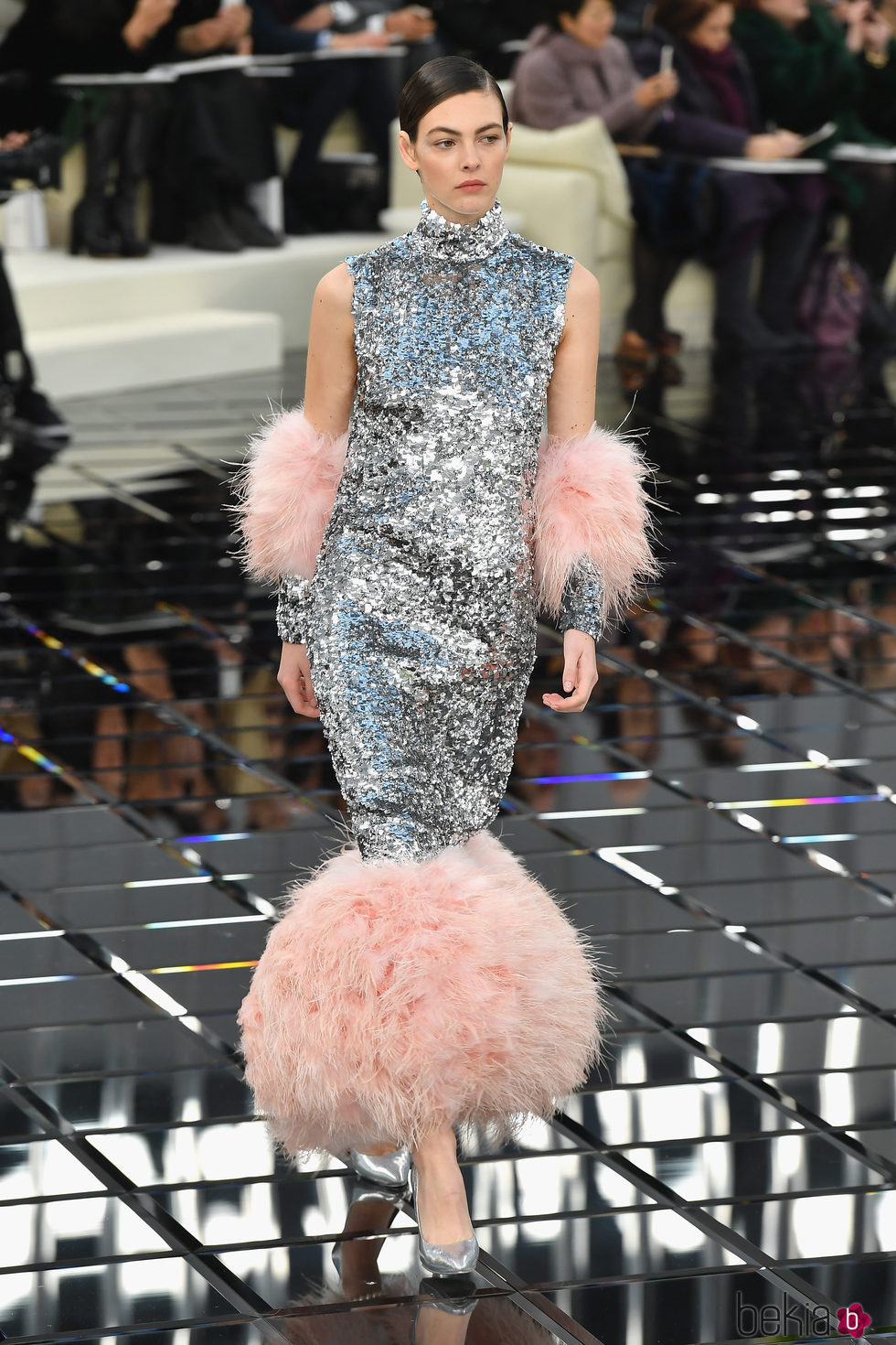 Vestido de noche con brillantes  con plumas Chanel en la Semana de la Alta Costura primavera/verano 2017