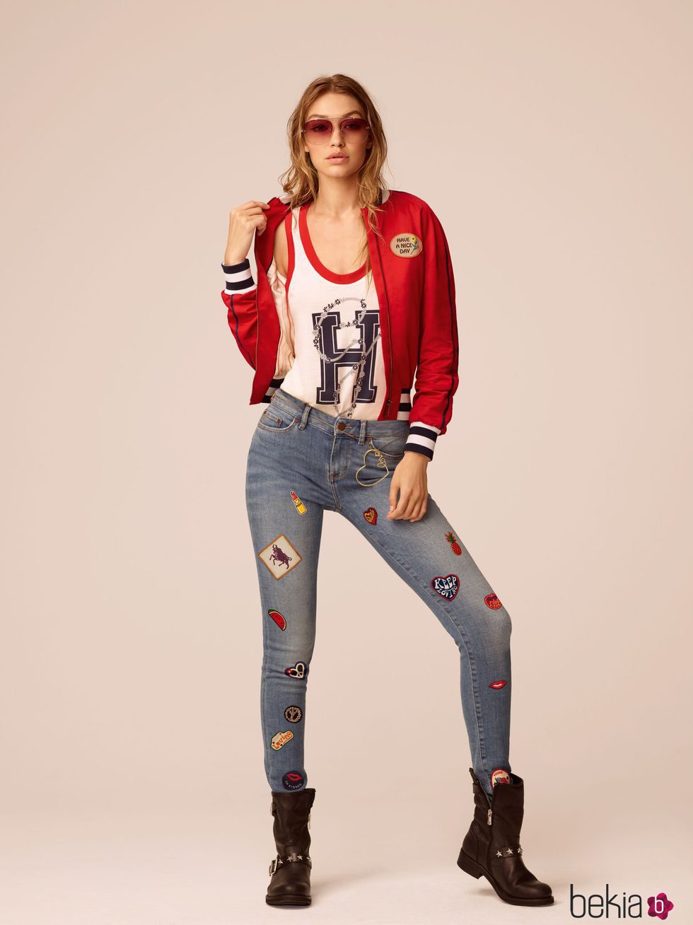 Gigi Hadid con unos jeans de su propia primavera/verano 2017 con Tommy Hilfiger