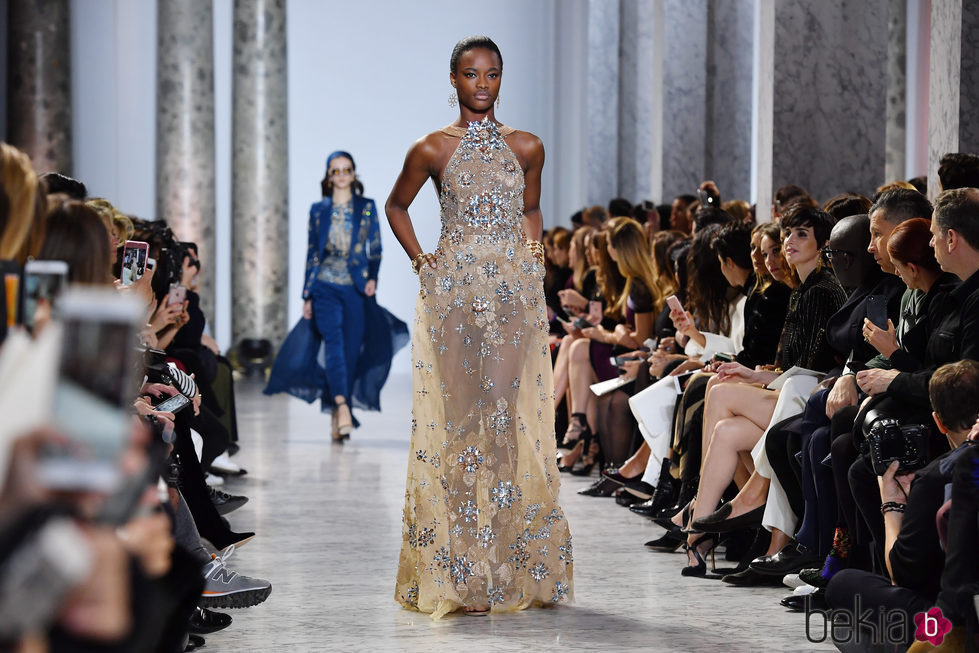 Vestido con corte de sirena en tono beige de Elie Saab primavera/verano 2017 en la Semana de la Alta Costura de París