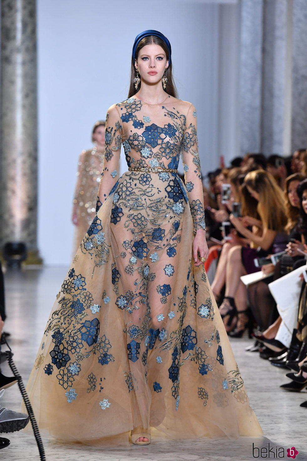 Vestido con transparencias y estampado floral de Elie Saab primavera/verano 2017 en la Semana de la Alta Costura de París