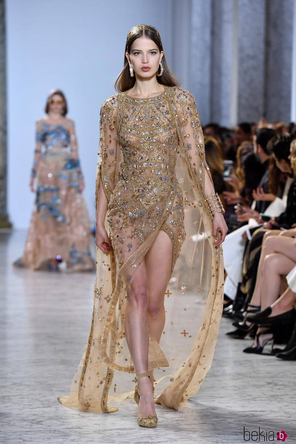 Vestido de cola dorado y pedrería de Elie Saab primavera/verano 2017 en la Semana de la Alta Costura de París