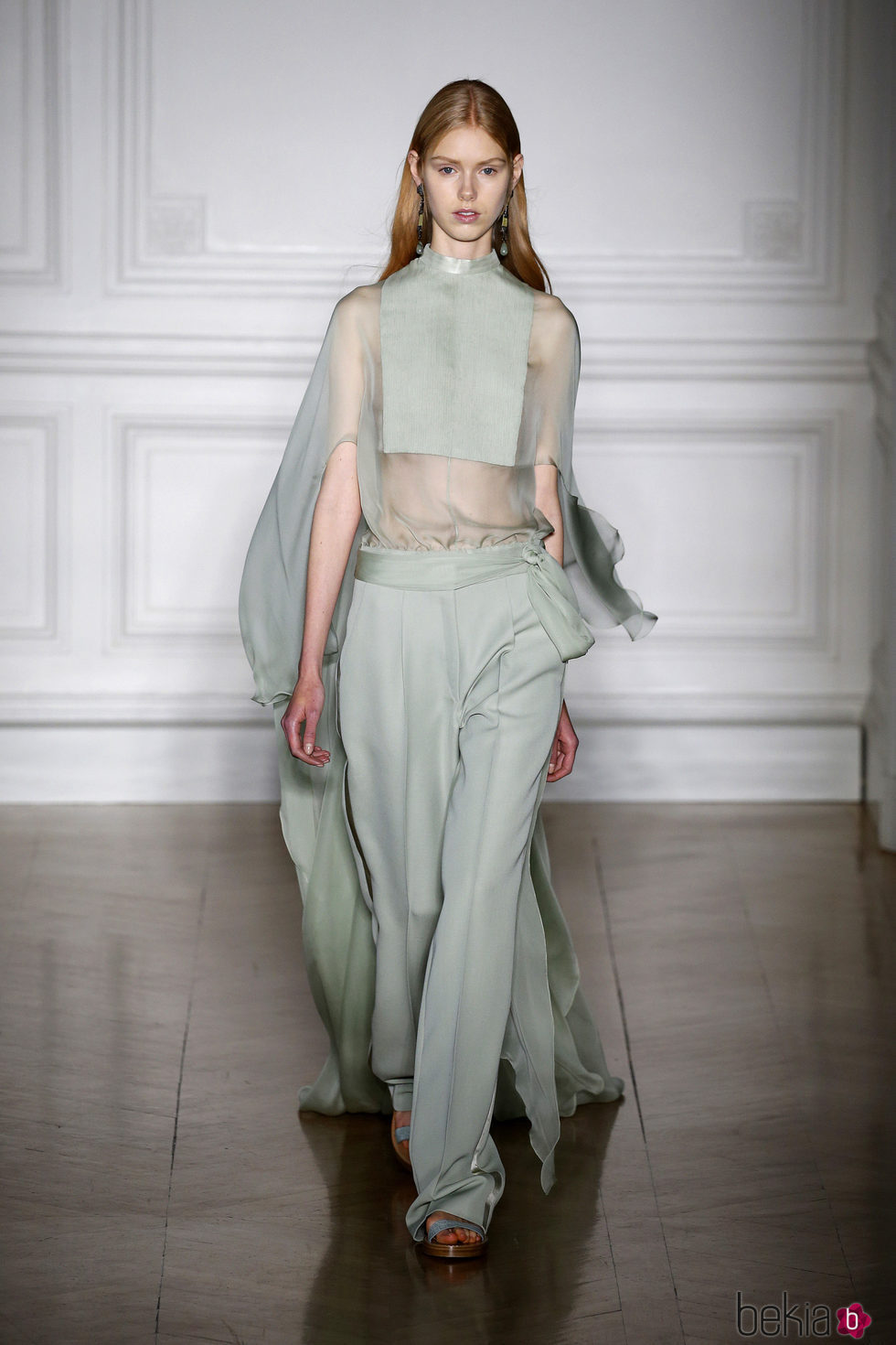 Top y pantalón en menta con transparencias de Valentino primavera/verano 2017 en la Semana de la Alta Costura de París