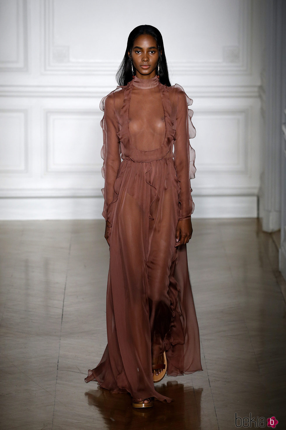 Vestido transparente en color marrón de Valentino primavera/verano 2017 en la Semana de la Alta Costura de París