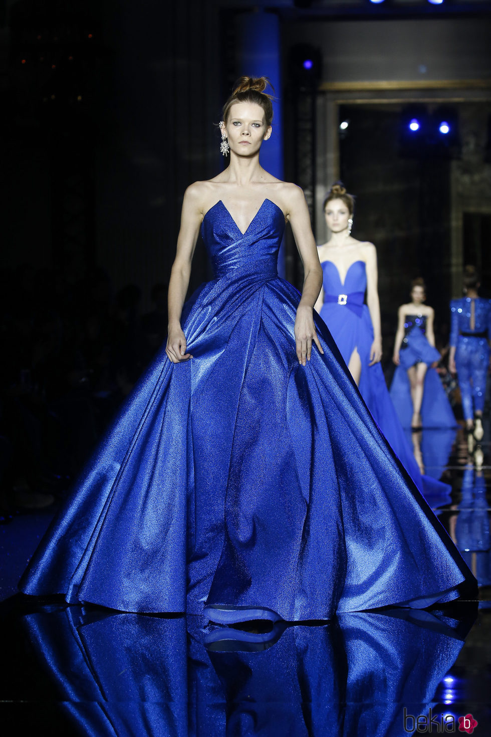 Vestido azul klein de Zuhair Murad primavera/verano 2017 en la Semana de la Alta Costura de París