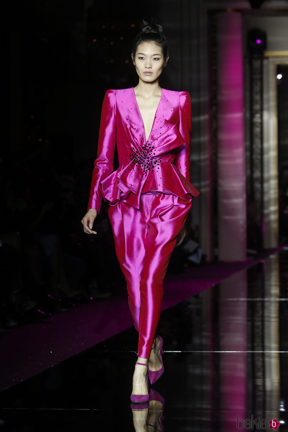 Traje rosa fucsia de Zuhair Murad primavera/verano 2017 en la Semana de la Alta Costura de París