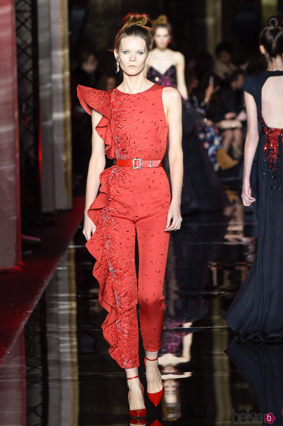 Jumpsuit rojo de Zuhair Murad primavera/verano 2017 en la Semana de la Alta Costura de París