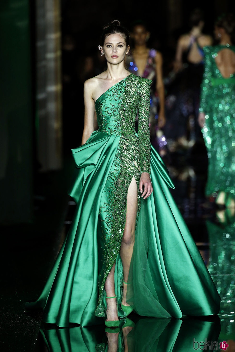 Vestido asimétrico verde de Zuhair Murad primavera/verano 2017 en la Semana de la Alta Costura de París