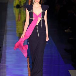 Top rosa fucsia de Jean Paul Gaultier primavera/verano 2017 en la Semana de la Alta Costura de París