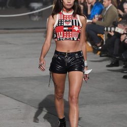 Sara Sampaio con un crop top de Tommy Hilfiger y Gigi Hadid primavera/verano 2017