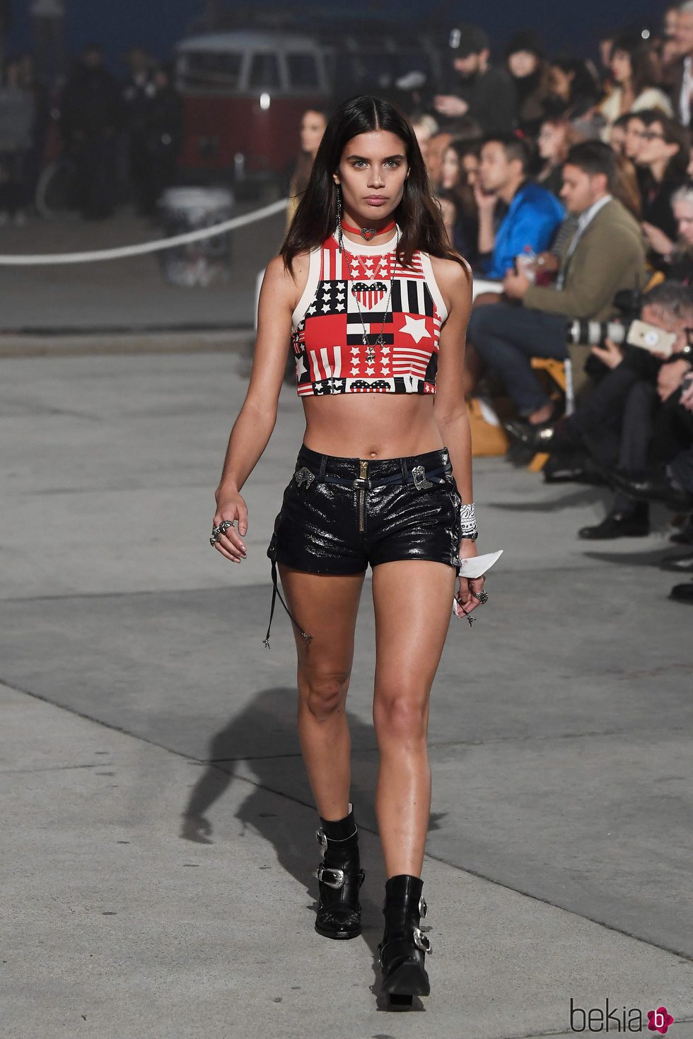 Sara Sampaio con un crop top de Tommy Hilfiger y Gigi Hadid primavera/verano 2017