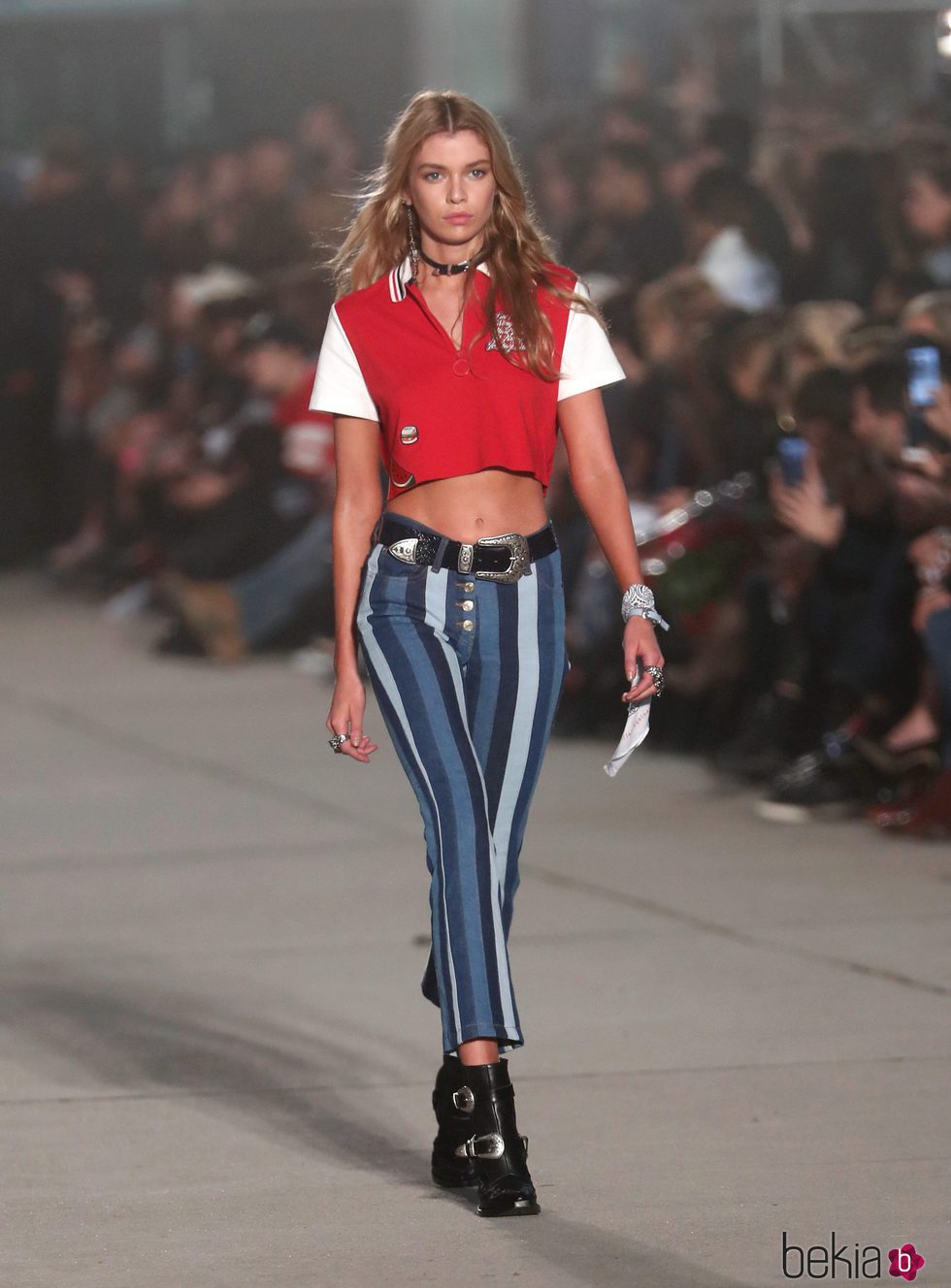 Stella Maxwell con un look de Tommy Hilfiger y Gigi Hadid primavera/verano 2017