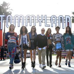 Tommy Hilfiger con Gigi Hadid y las modelos del desfile primavera/verano 2017 'TommyxGigi'