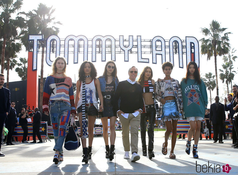 Tommy Hilfiger con Gigi Hadid y las modelos del desfile primavera/verano 2017 'TommyxGigi'