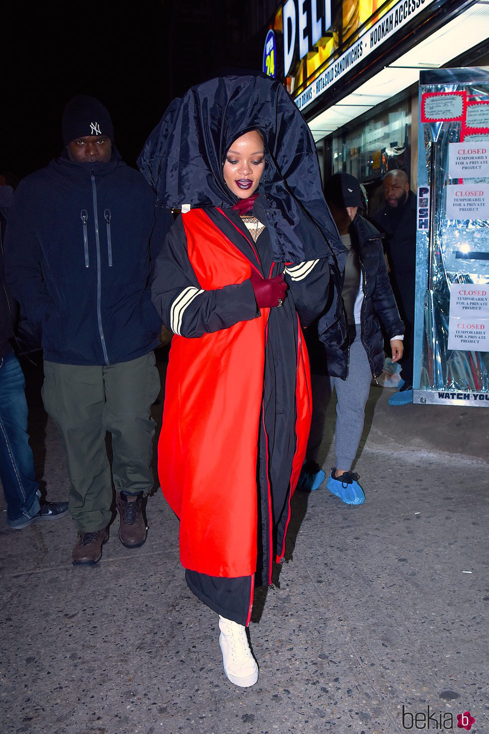 Rihanna con un abrigo largo en las calles de Nueva York