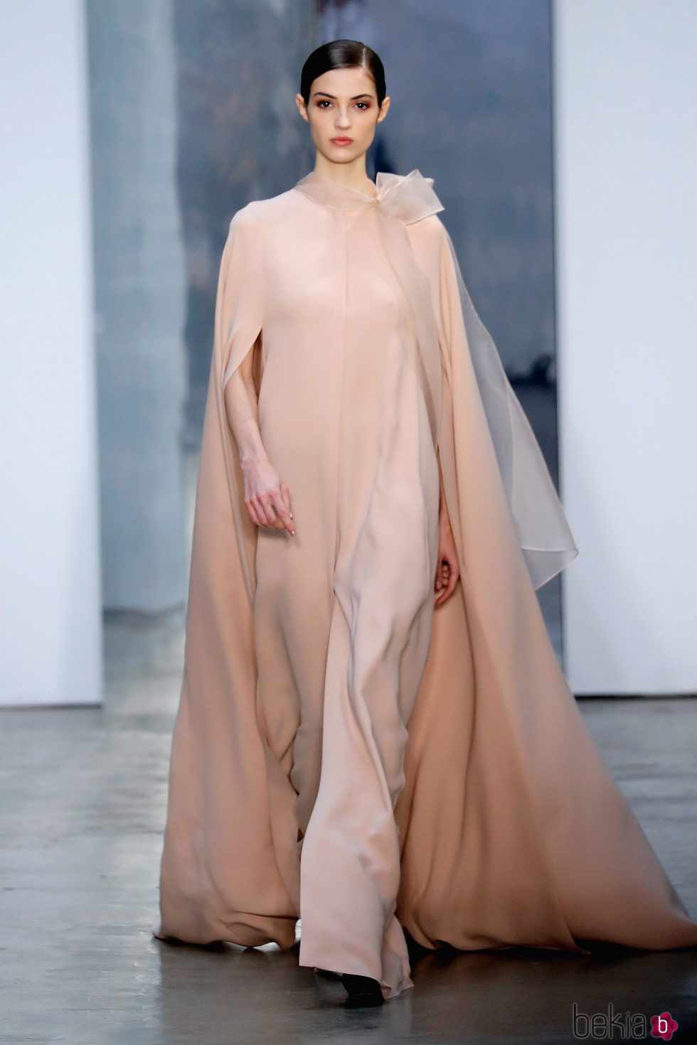 Vestido rosa cuarzo de Carolina Herrera otoño/invierno 2017/2018 en la New York Fashion Week