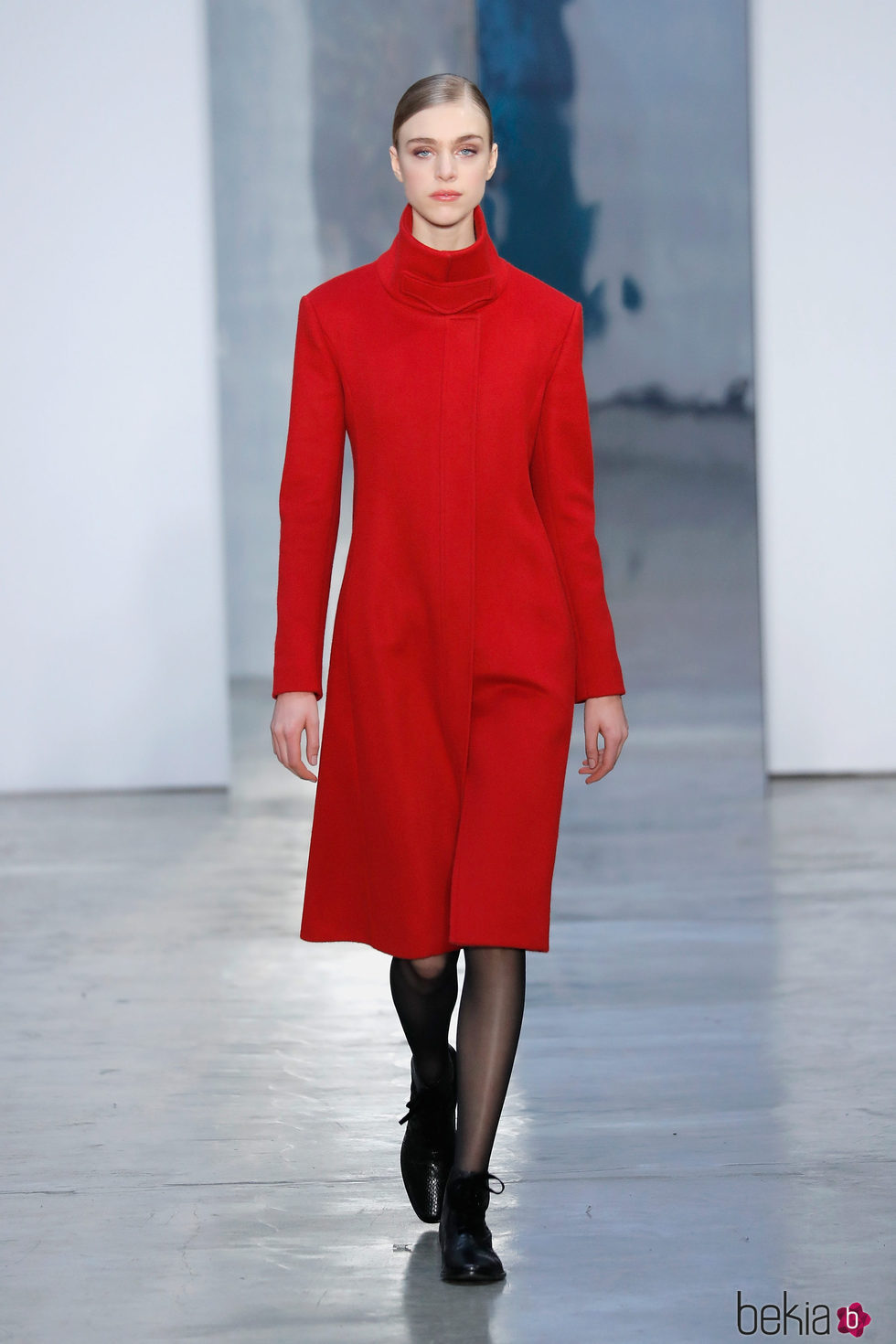 Vestido midi rojo intenso de Carolina Herrera otoño/invierno 2017/2018 en la New York Fashion Week