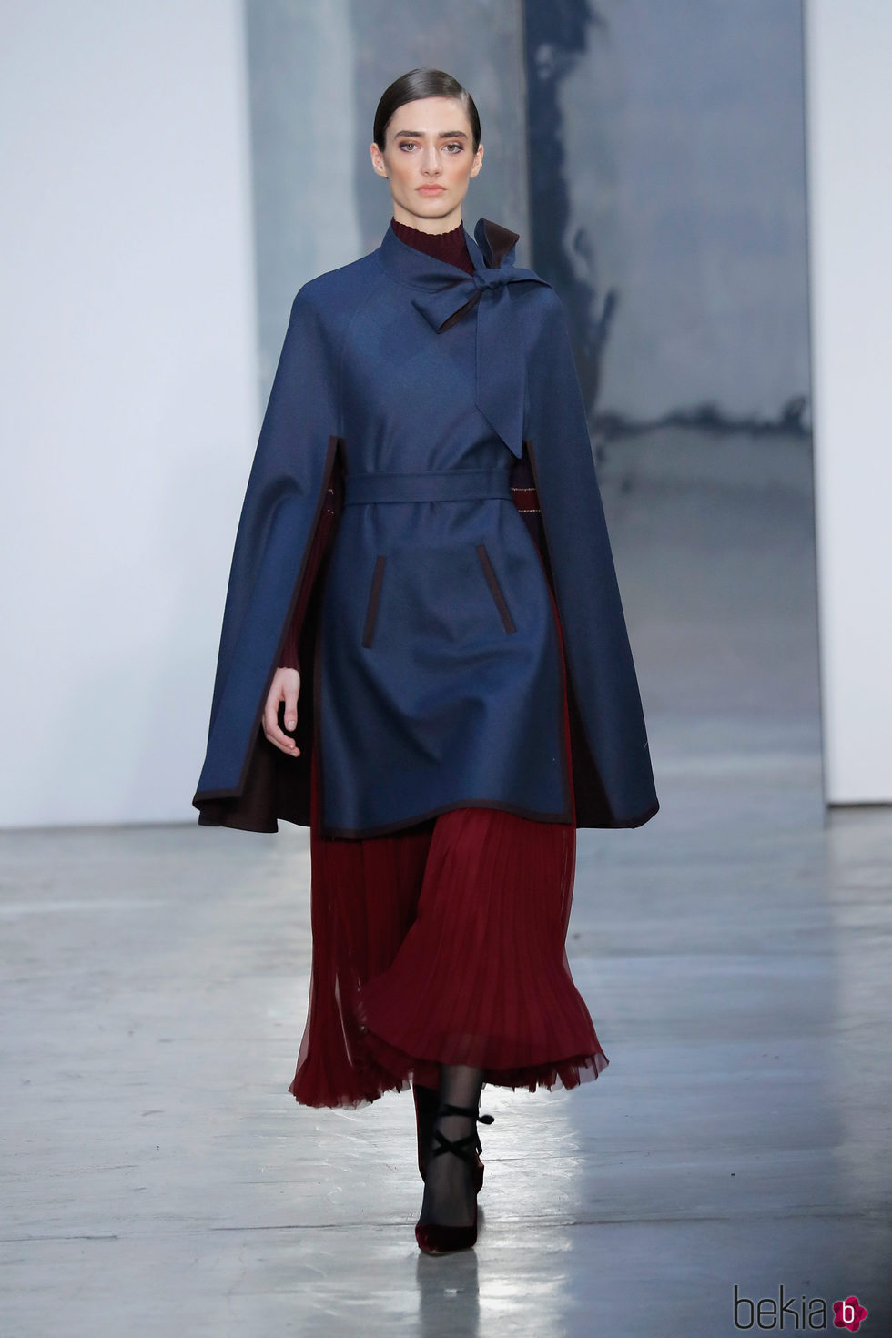 Abrigo con capa de Carolina Herrera otoño/invierno 2017/2018 en la New York Fashion Week