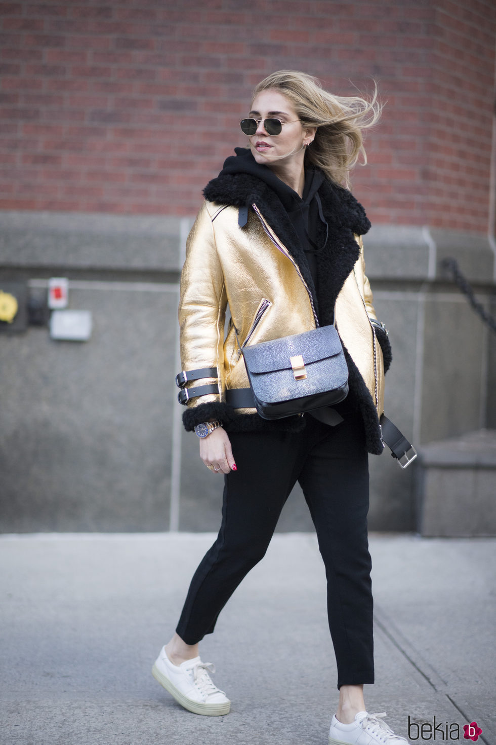 Chiara Ferragni con una chaqueta dorada en las calles de Nueva York