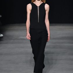 Vestido negro de Narciso Rodriguez otoño/invierno 2017/2018 en la New York Fashion Week