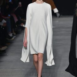 Vestido con capa de Narciso Rodriguez otoño/invierno 2017/2018 en la New York Fashion Week