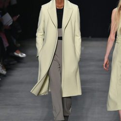 Abrigo de paño de Narciso Rodriguez otoño/invierno 2017/2018 en la New York Fashion Week