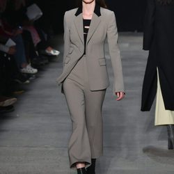 Traje de chaqueta de Narciso Rodriguez otoño/invierno 2017/2018 en la New York Fashion Week