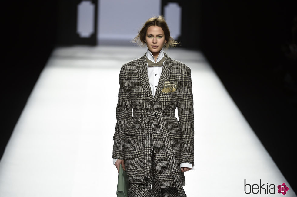 Gabardina principe de gales de Devota & Lomba de la colección otoño/invierno 2017/2018 presentada en Madrid Fashion Week