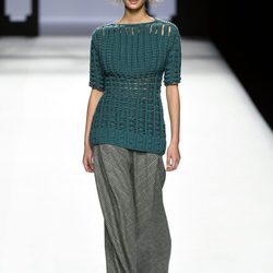 Pantalón gris y jersey de punto verde de Devota & Lomba de la colección otoño/invierno 2017/2018 presentada en Madrid Fashion Week