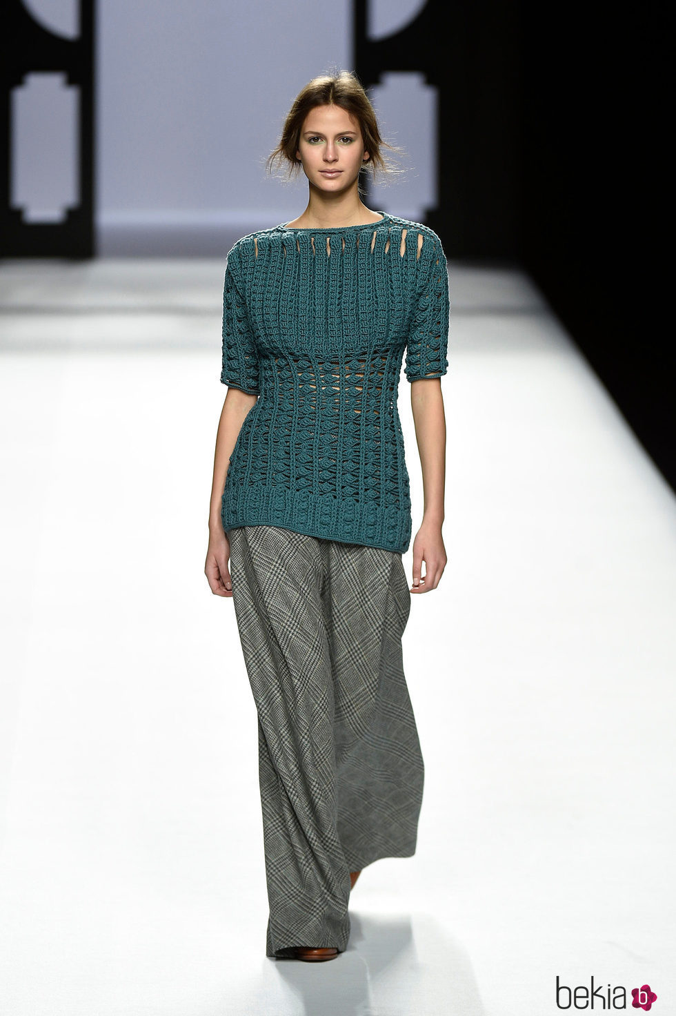 Pantalón gris y jersey de punto verde de Devota & Lomba de la colección otoño/invierno 2017/2018 presentada en Madrid Fashion Week