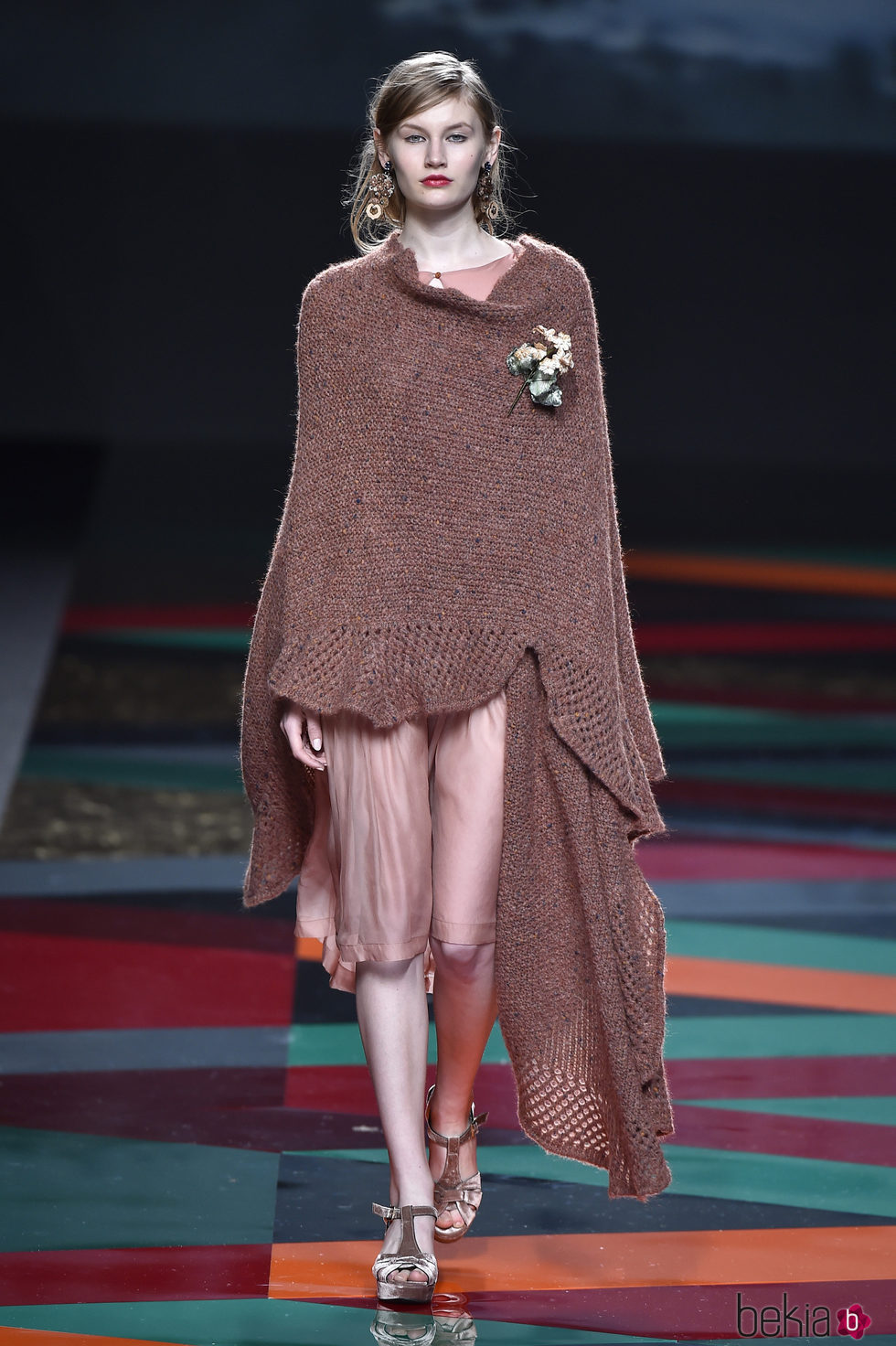 Vestido y chal rosa de Ailanto de la colección otoño/invierno 2017/2018 para Madrid Fashion Week