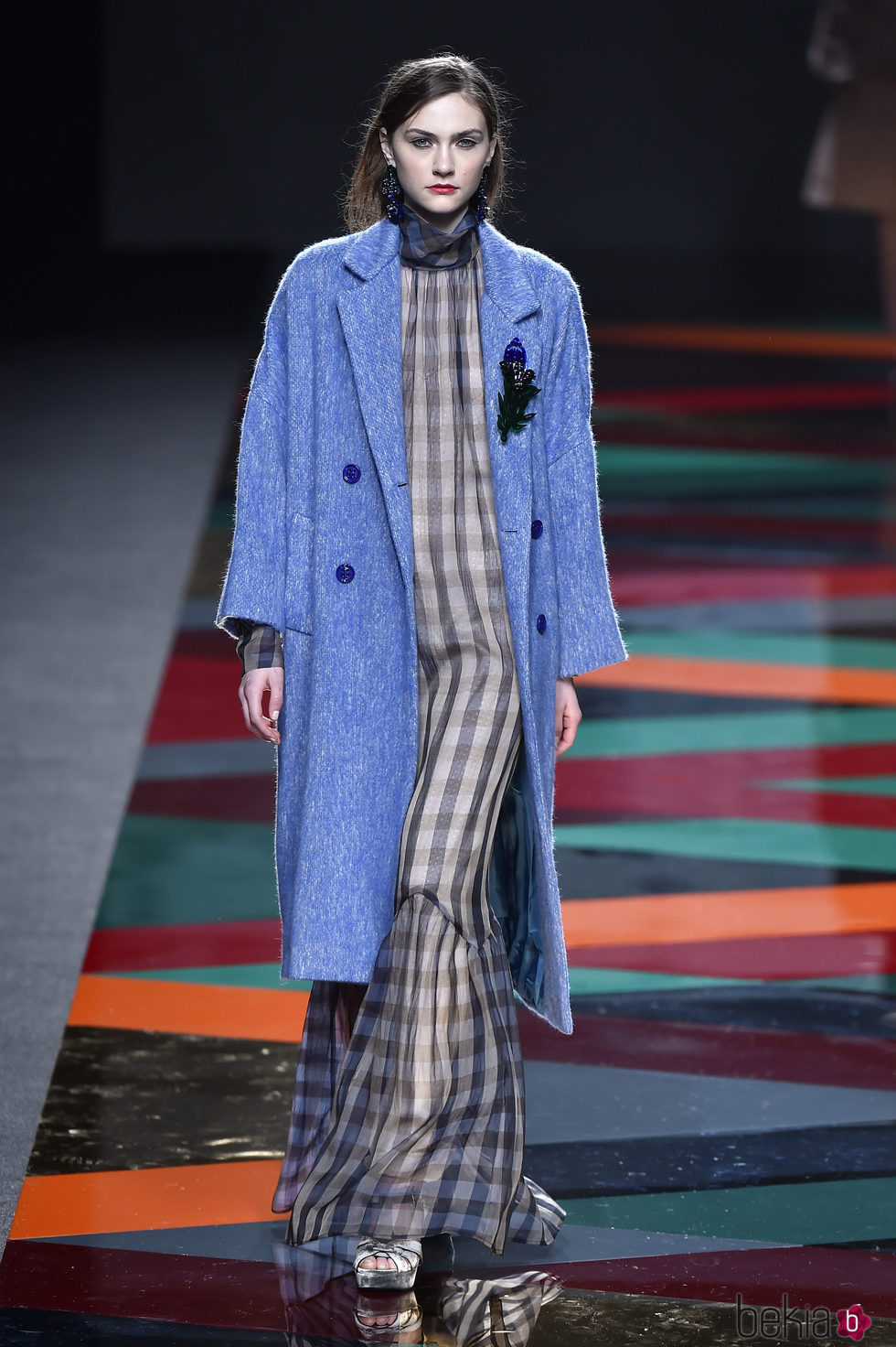 Vestido de cuadros y abrigo azul de Ailanto de la colección otoño/invierno 2017/2018 para Madrid Fashion Week