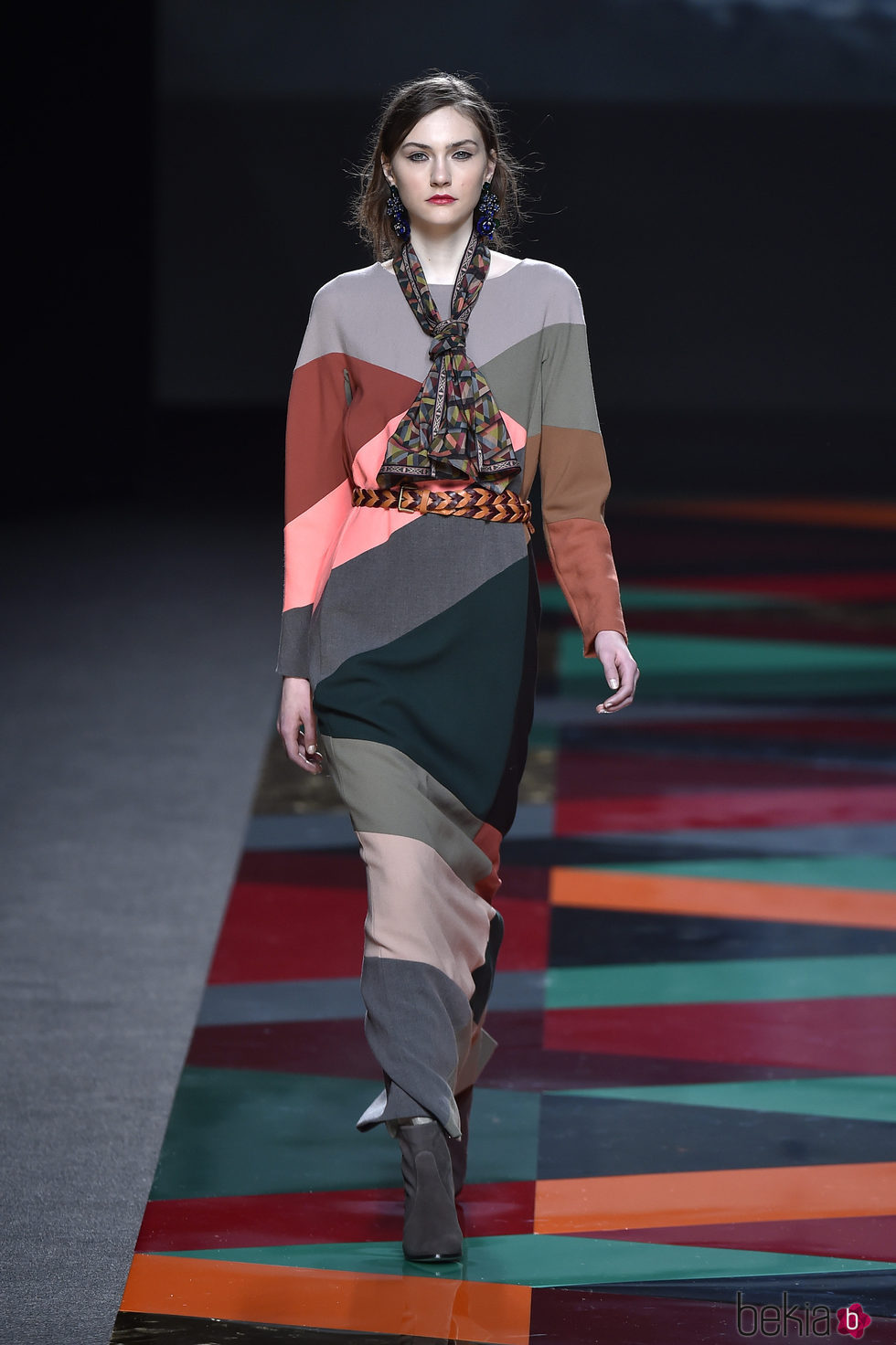 Vestido largo estampado geométrico de colores de Ailanto de la colección otoño/invierno 2017/2018 para Madrid Fashion Week