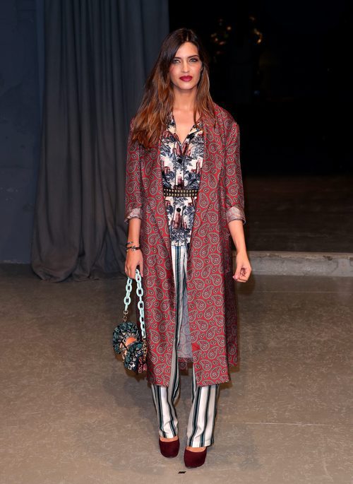 Sara Carbonero con un look pijamero en el desfile de Burberry en la London Fashion Week