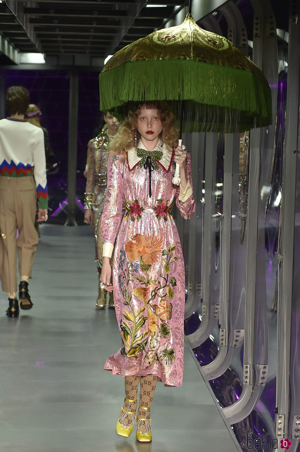 Vestido rosa brillante de Gucci otoño/invierno 2017/208 en la Milán Fashion Week