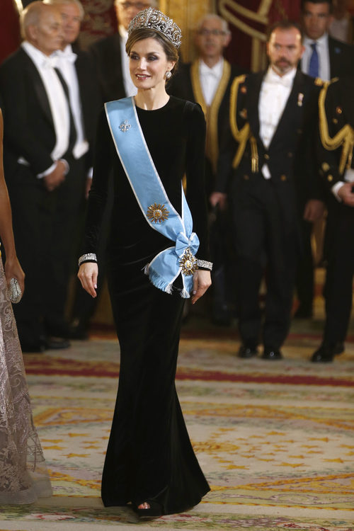 La Reina Letizia vestida de Felipe Varela en la cena de honor al Presidente de la República Argentina