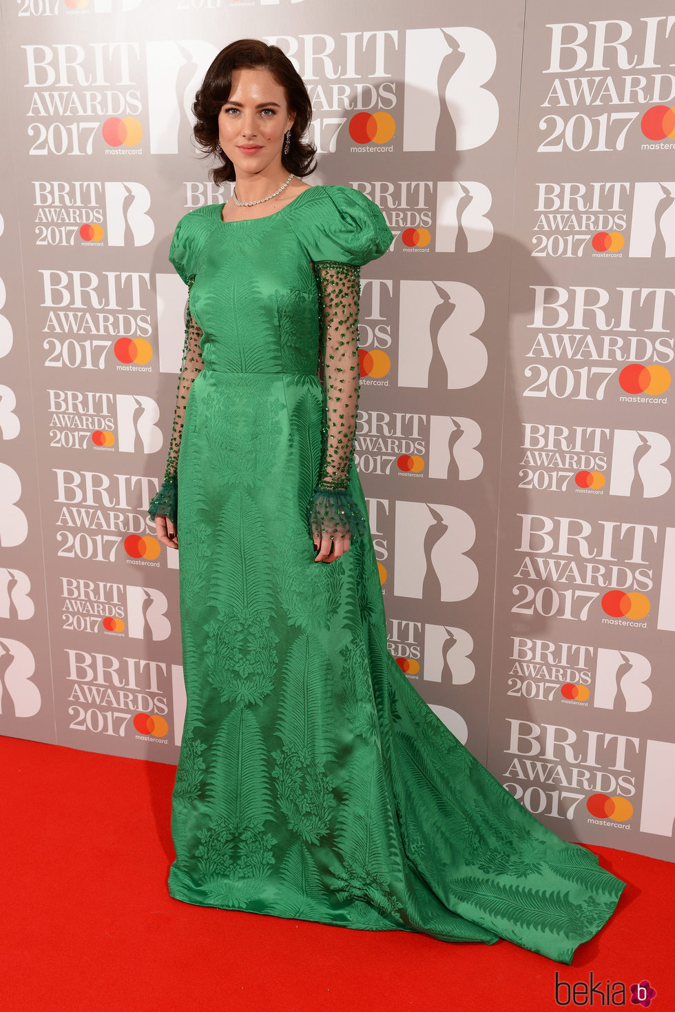 Eliza Cummings con un vestido verde en los BRIT Awards 2017