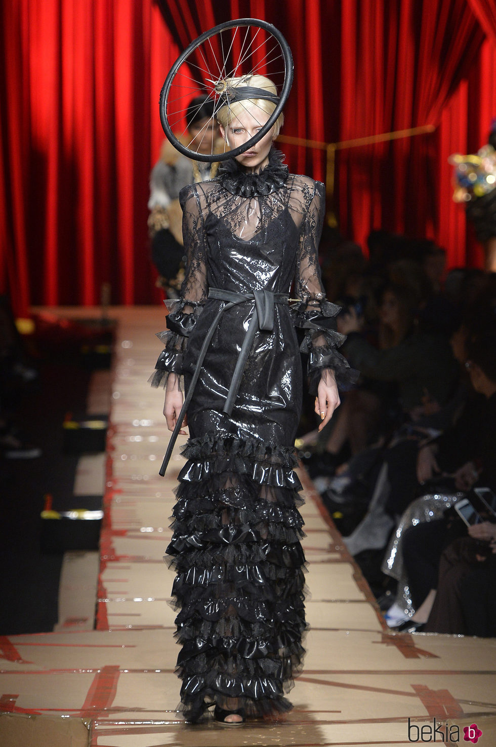 Vestido negro con flecos de Moschino otoño/invierno 2017/2018 en la Milán Fashion Week