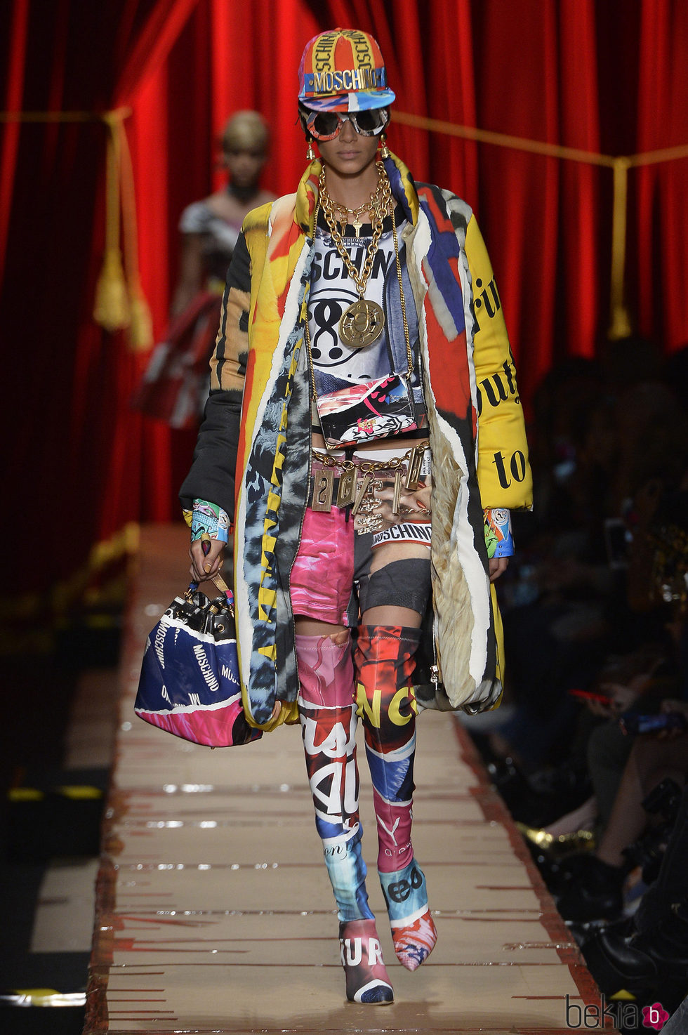 Total look de revista de Moschino otoño/invierno 2017/2018 en la Milán Fashion Week