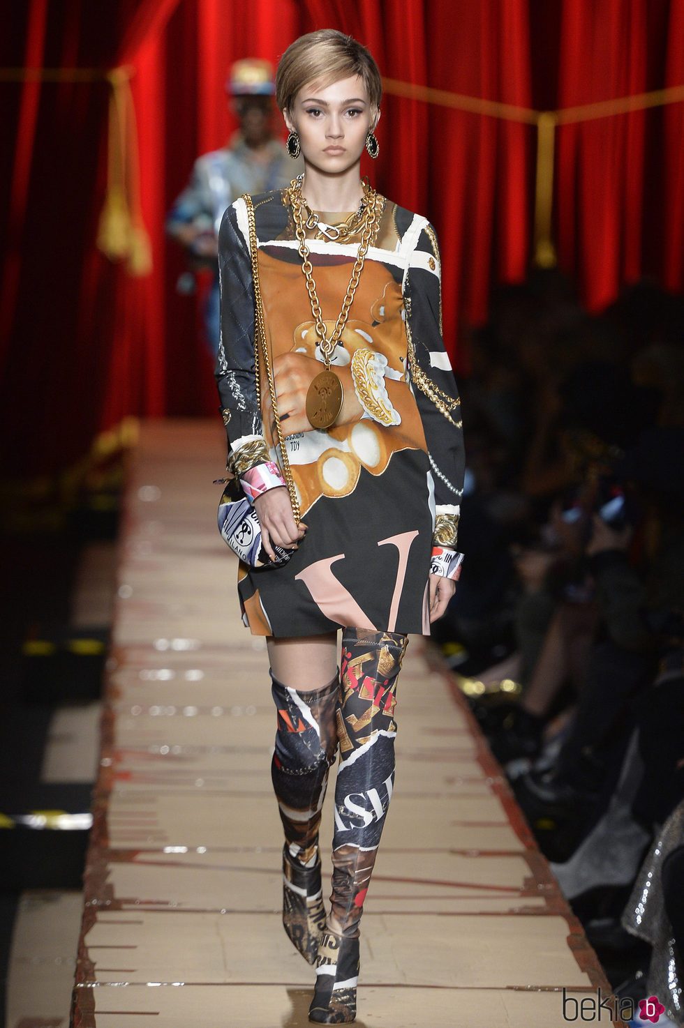 Vestido estampado de Moschino otoño/invierno 2017/2018 en la Milán Fashion Week