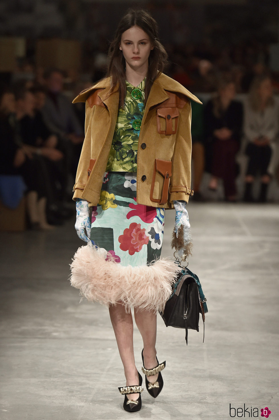 Falda con plumas de Prada otoño/invierno 2017/2018 en la Milán Fashion Week