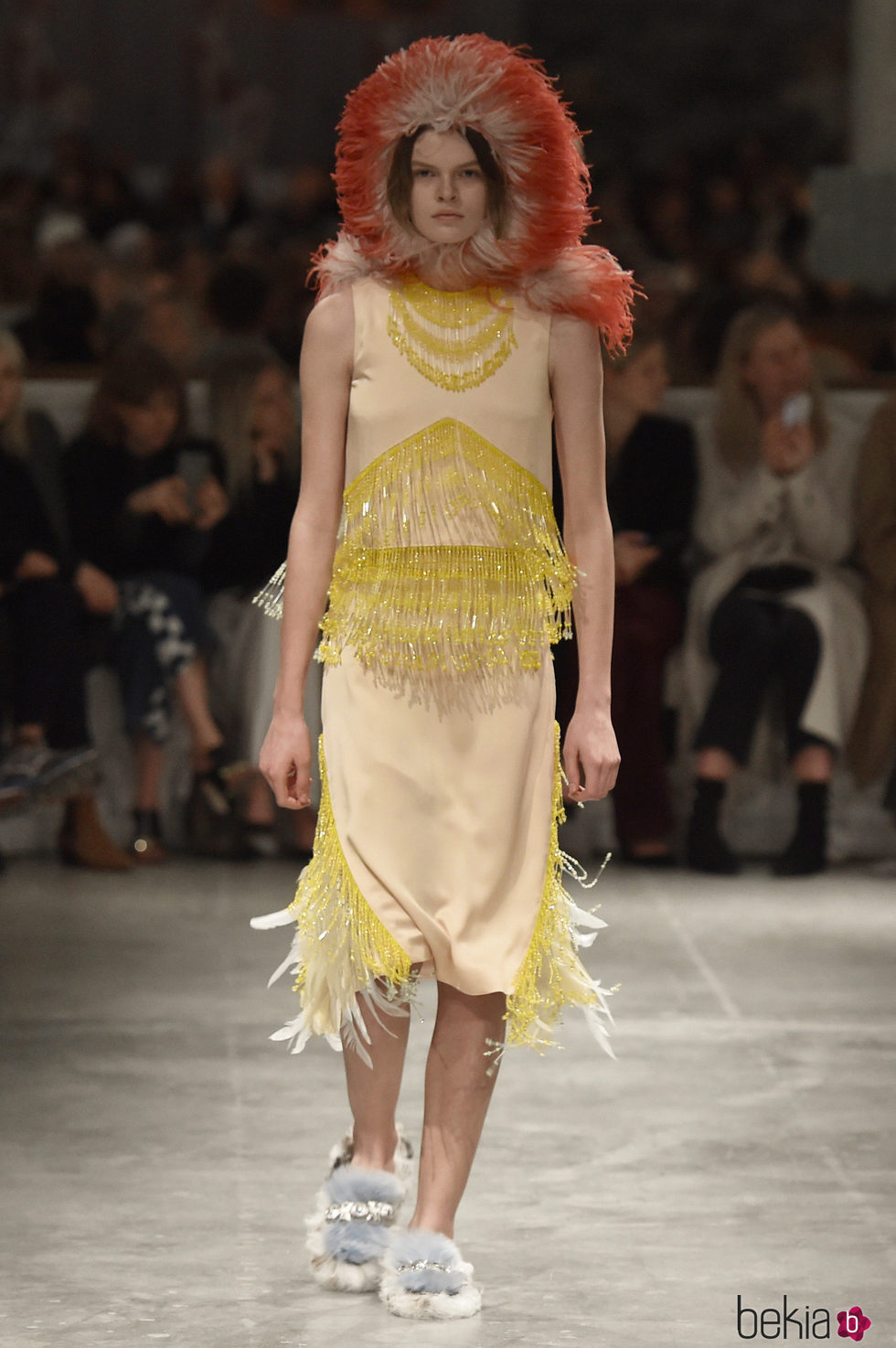 Vestido con plumas de Prada otoño/invierno 2017/2018 en la Milán Fashion Week