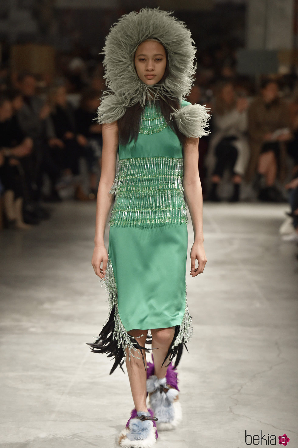 Vestido aguamarina de Prada otoño/invierno 2017/2018 en la Milán Fashion Week