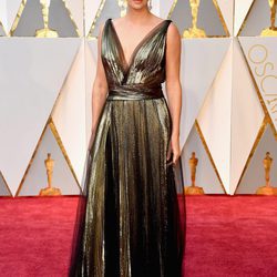 Charlize Theron con un look metalizado en los Premios Oscar 2017