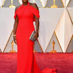 Viola Davis con un vestido rojo intenso en los Premios Oscar 2017